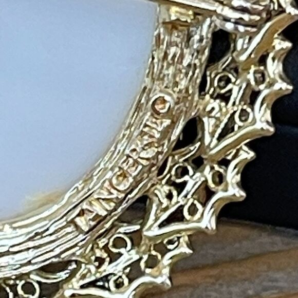 Vtg Tancer II Christmas Angel With Wings Pin Brooch Oval Gold Tone Signed 1970’s - Picture 3 of 6